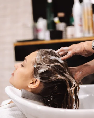 Kopfmassage beim Haarewaschen – Friseur Rokoko Nürnberg
