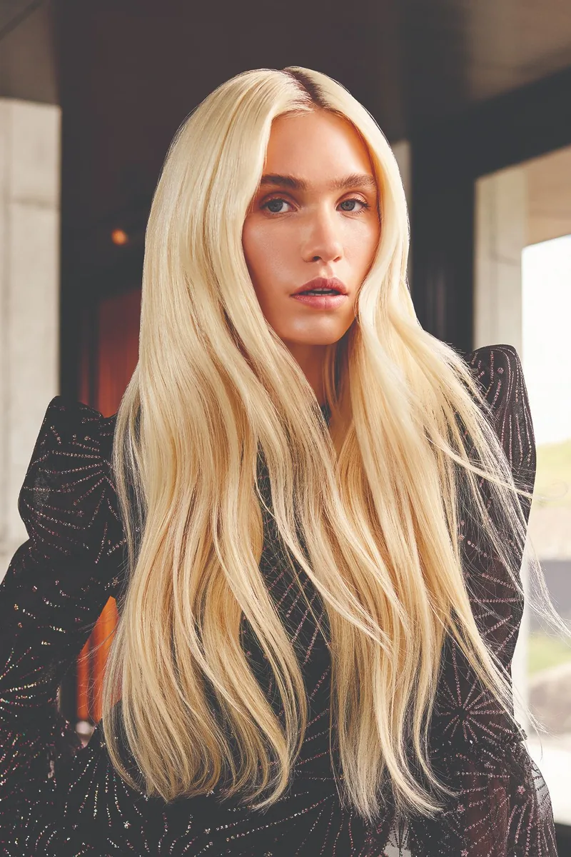 Frau mit sehr langen, glatten blonden Haaren